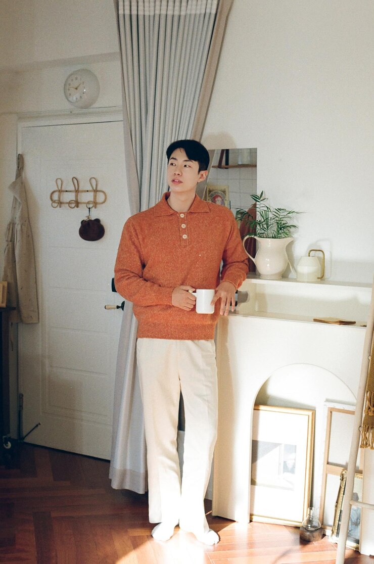 Photo 집 을 바라보는 젊은 남자 의 초상화