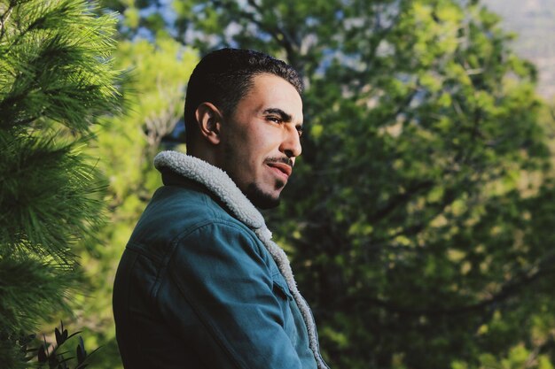 Photo portrait  young man looking trees