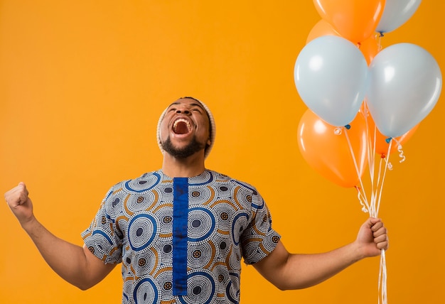 Foto ritratto di giovane uomo alla festa con palloncini