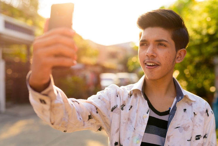 Photo portrait of young man photographing