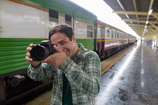 Foto ritratto di un giovane che fotografa