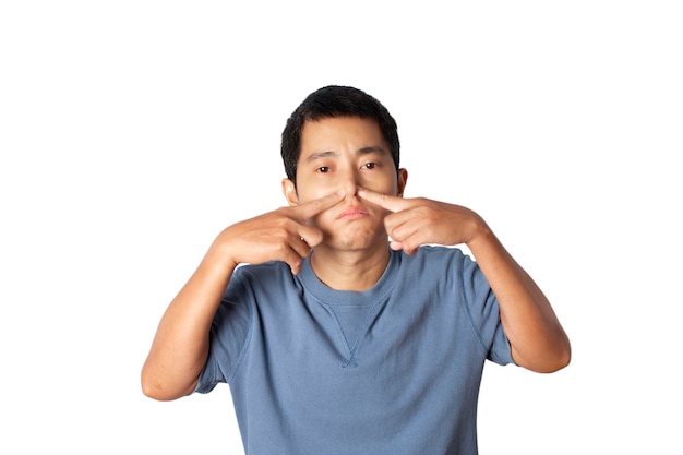 Ritratto di giovane uomo che pizzica il naso sul viso a causa del cattivo odore isolato su sfondo bianco.