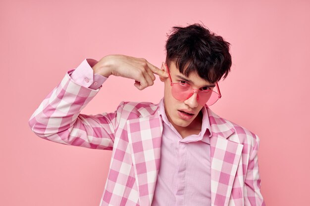 젊은 남자 핑크 안경 체크 무늬 재킷 패션 포즈 모델 스튜디오의 초상화