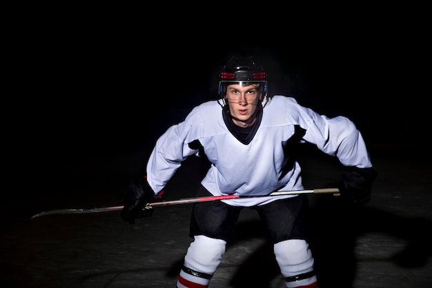 Photo portrait of young man playing ice hockey