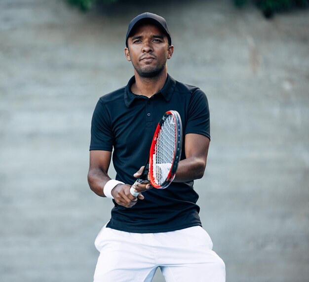 Photo portrait of young man playing tennis