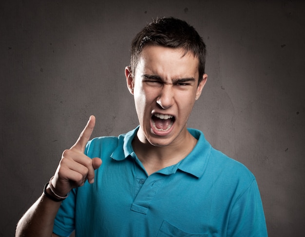 Photo portrait of young man quarreling