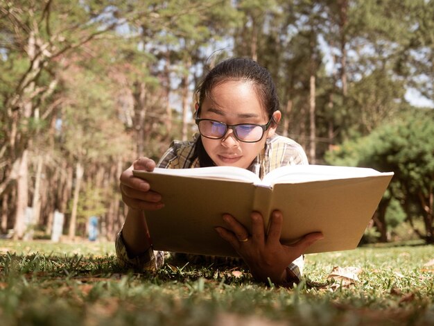 Photo portrait of a young man reading book