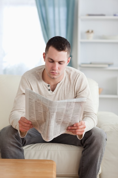 Портрет молодого человека, читающего газету