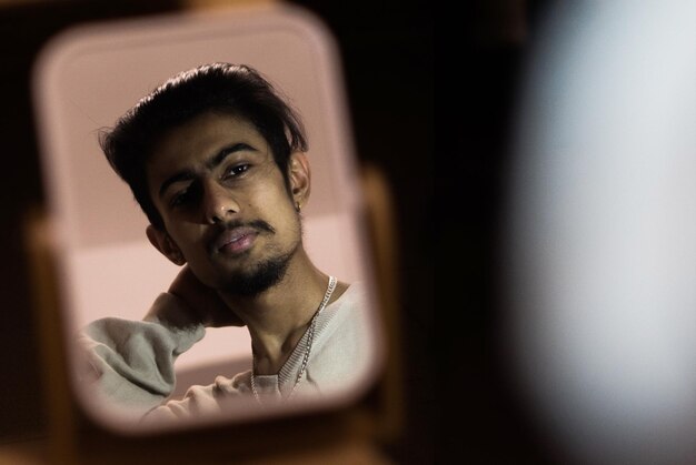 Photo portrait of young man reflection in mirror