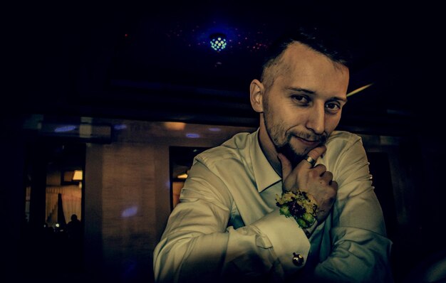 Photo portrait of young man at restaurant