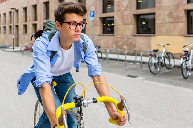 レーシング サイクルに乗って若い男の肖像