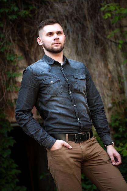 Портрет молодого человека в рубашке и брюках