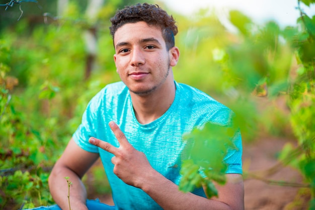 Photo portrait of young man showing peace sign