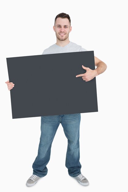 Photo portrait of young man showing something on blank card