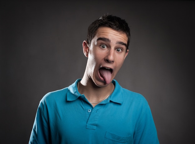 혀를 보여주는 젊은 남자의 초상