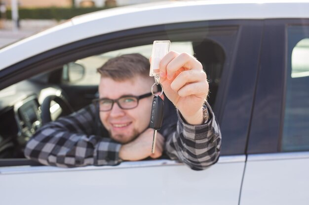 Photo portrait of young man sitting in car