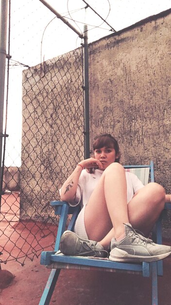 Photo portrait of young man sitting on chair