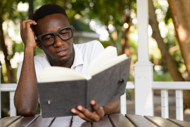 Photo portrait of young man sitting outdoors