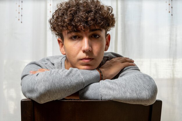 Photo portrait of young man sitting on seat