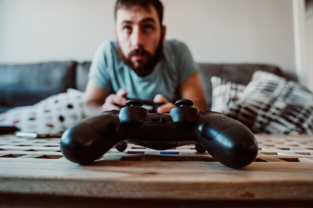 Foto ritratto di un giovane uomo seduto a tavola