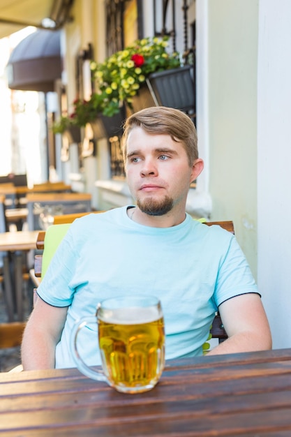 Photo portrait of young man sitting at table