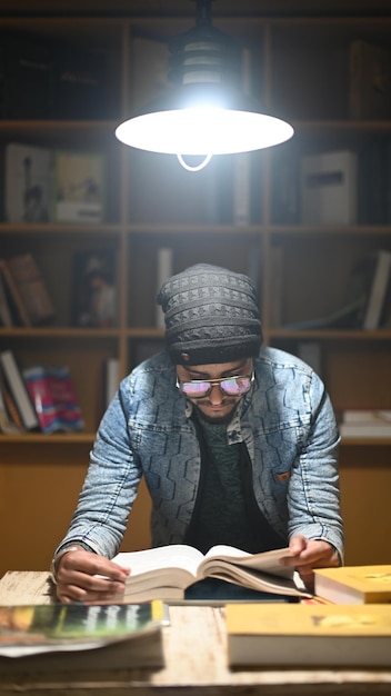 Photo portrait of young man sitting on table