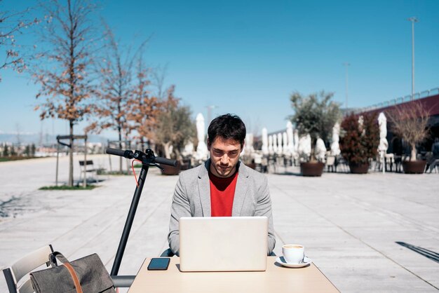 Photo portrait of young man sitting on table