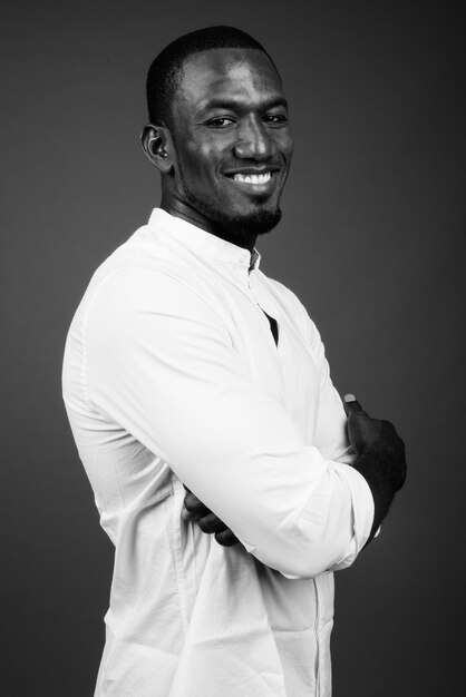 Photo portrait of young man standing against black background