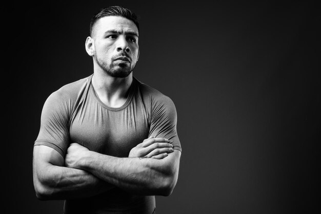 Photo portrait of young man standing against black background