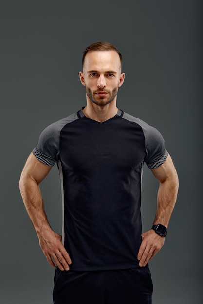 Photo portrait of young man standing against black background