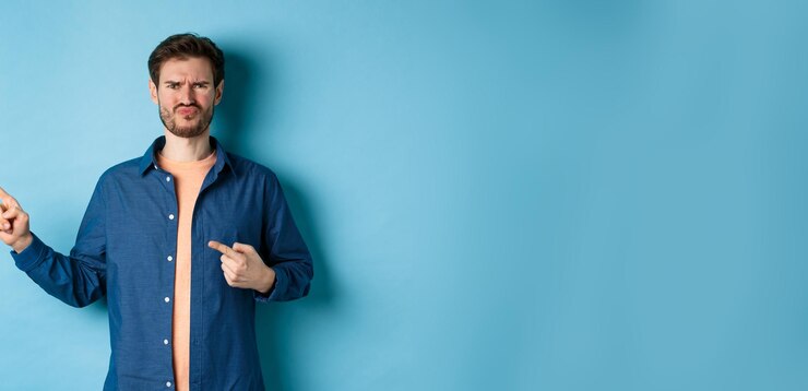 Photo portrait of young man standing against blue background