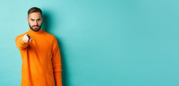 Photo portrait of young man standing against blue background