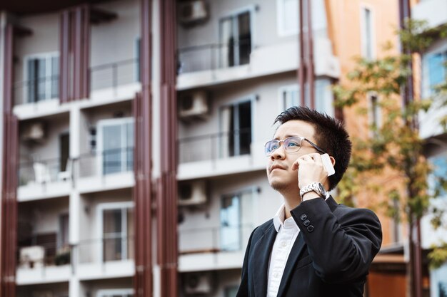 Photo portrait of young man standing against buildings in city