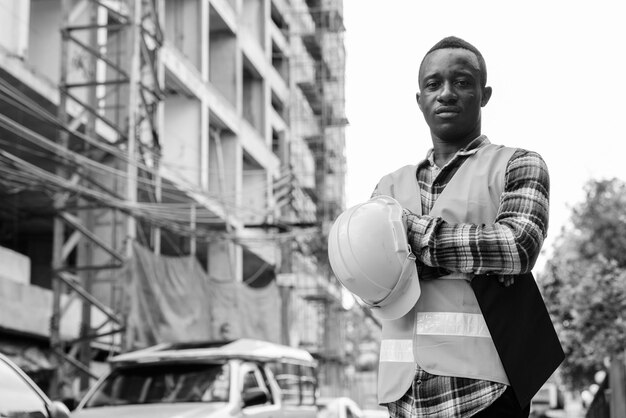 Photo portrait of young man standing against built structure