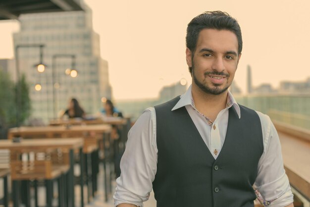 Photo portrait of young man standing against city in background