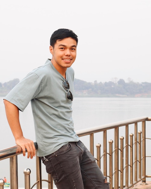 Photo portrait of young man standing against clear sky