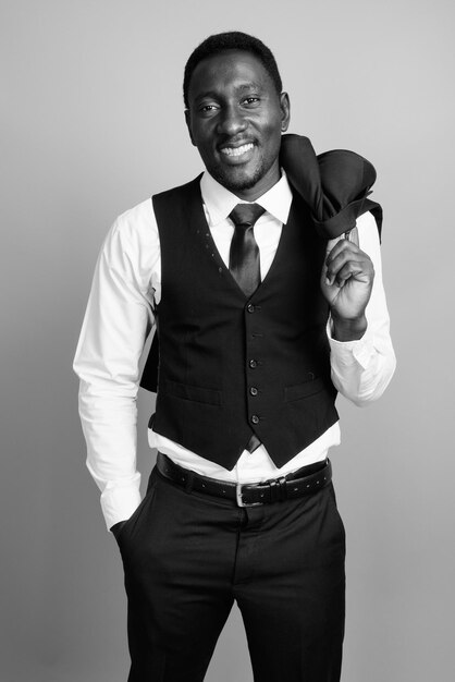 Photo portrait of young man standing against gray background