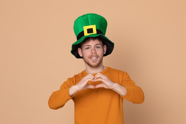 Photo portrait of young man standing against gray background