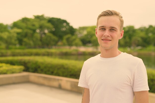 Photo portrait of young man standing against plants