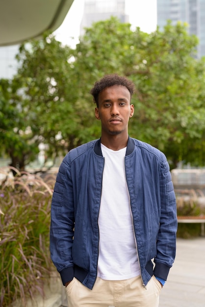 Photo portrait of young man standing against plants