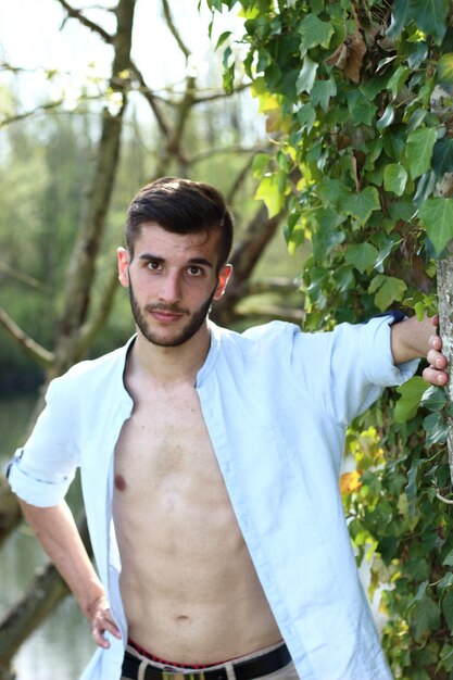 Photo portrait of young man standing against plants