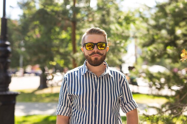 Photo portrait of young man standing against trees