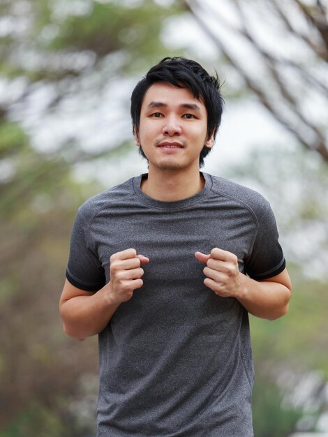 Photo portrait of young man standing against trees