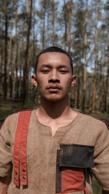 Photo portrait of young man standing against trees