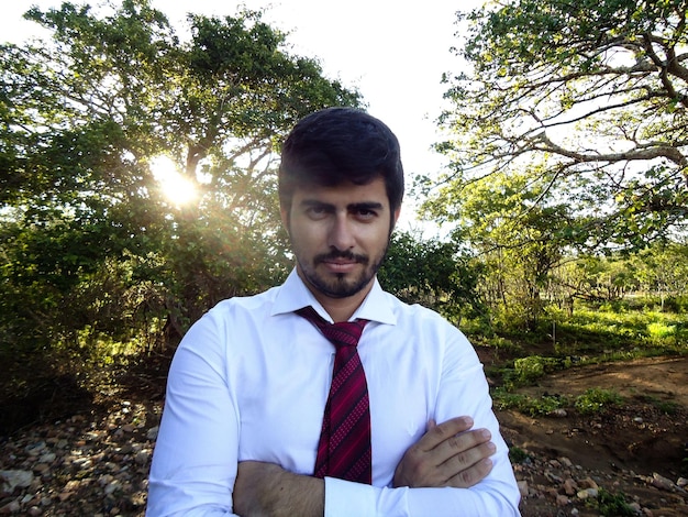 Photo portrait of young man standing against trees