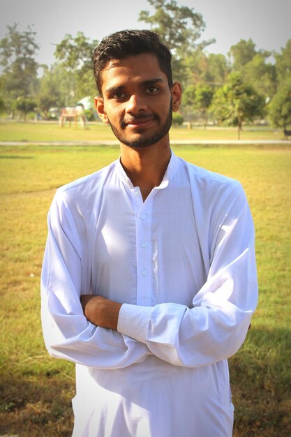 Photo portrait of young man standing against trees