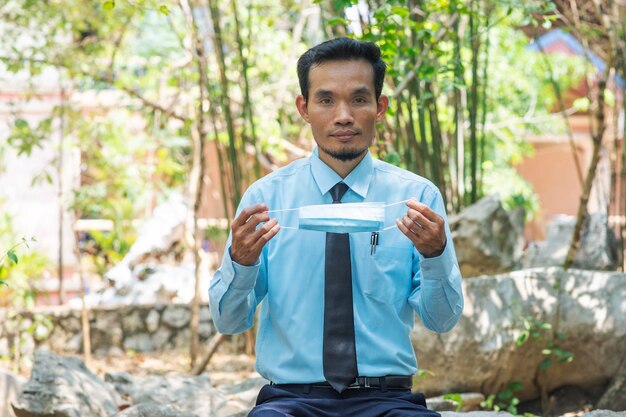 Photo portrait of young man standing against trees