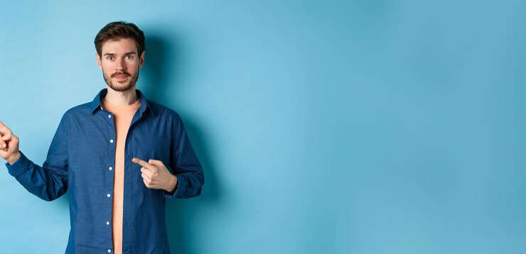 Photo portrait of young man standing against wall