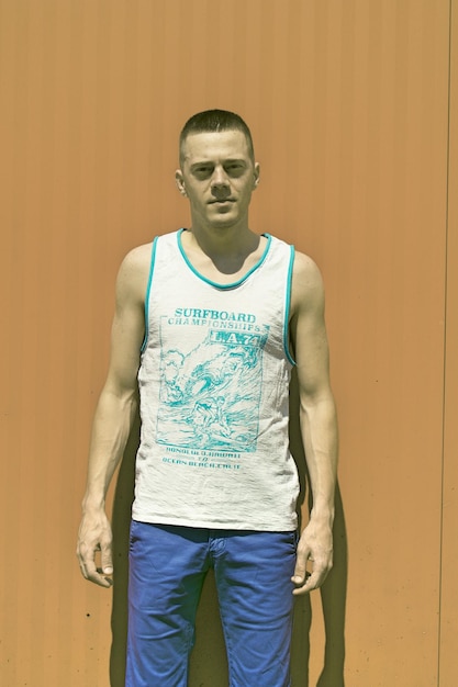 Photo portrait of young man standing against wall