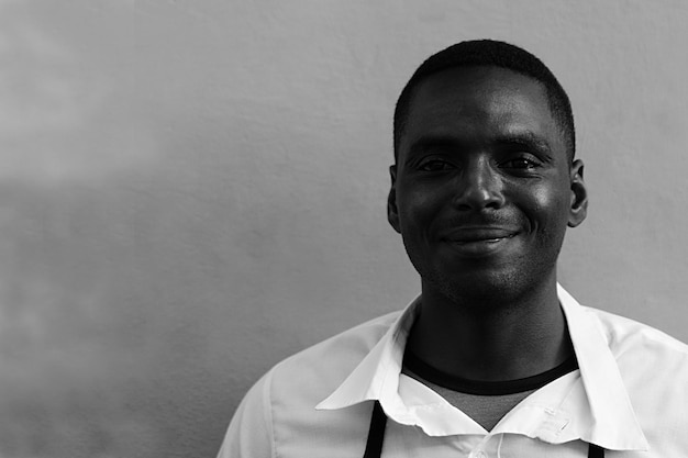 Photo portrait of young man standing against wall